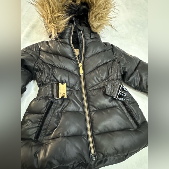 Michael Kors Girls Belted Stadium Puffer Jacket With Faux Fur Hood - Picture 9 of 13